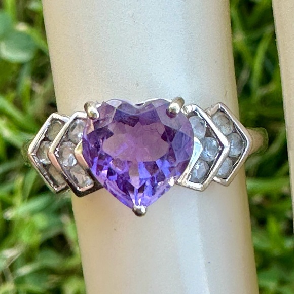 VINTAGE 10k white Gold Amethyst Heart Beautiful Ring Size 7
